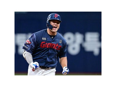 롯데 김동현 시즌 2호 홈런 터뜨려 팬들 환호
